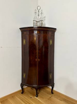 Corner Cabinet 1780 c. thumbnail 2