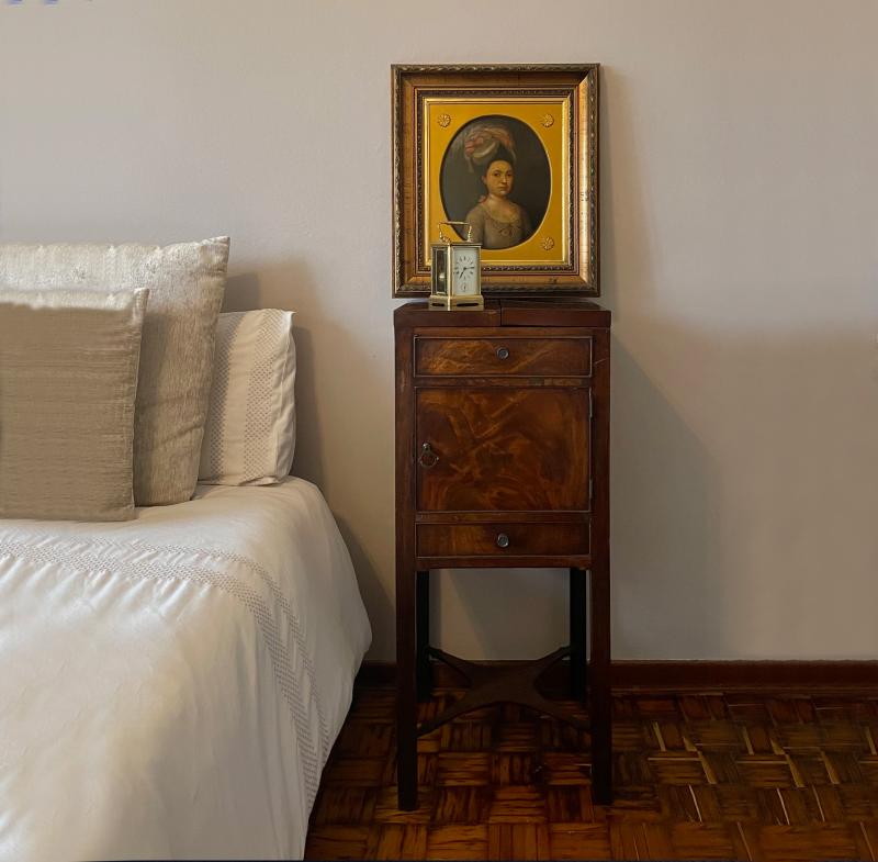Bedside cabinet with retractable mirror