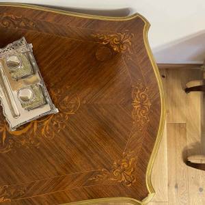 Writing desk with bronze details thumbnail 6